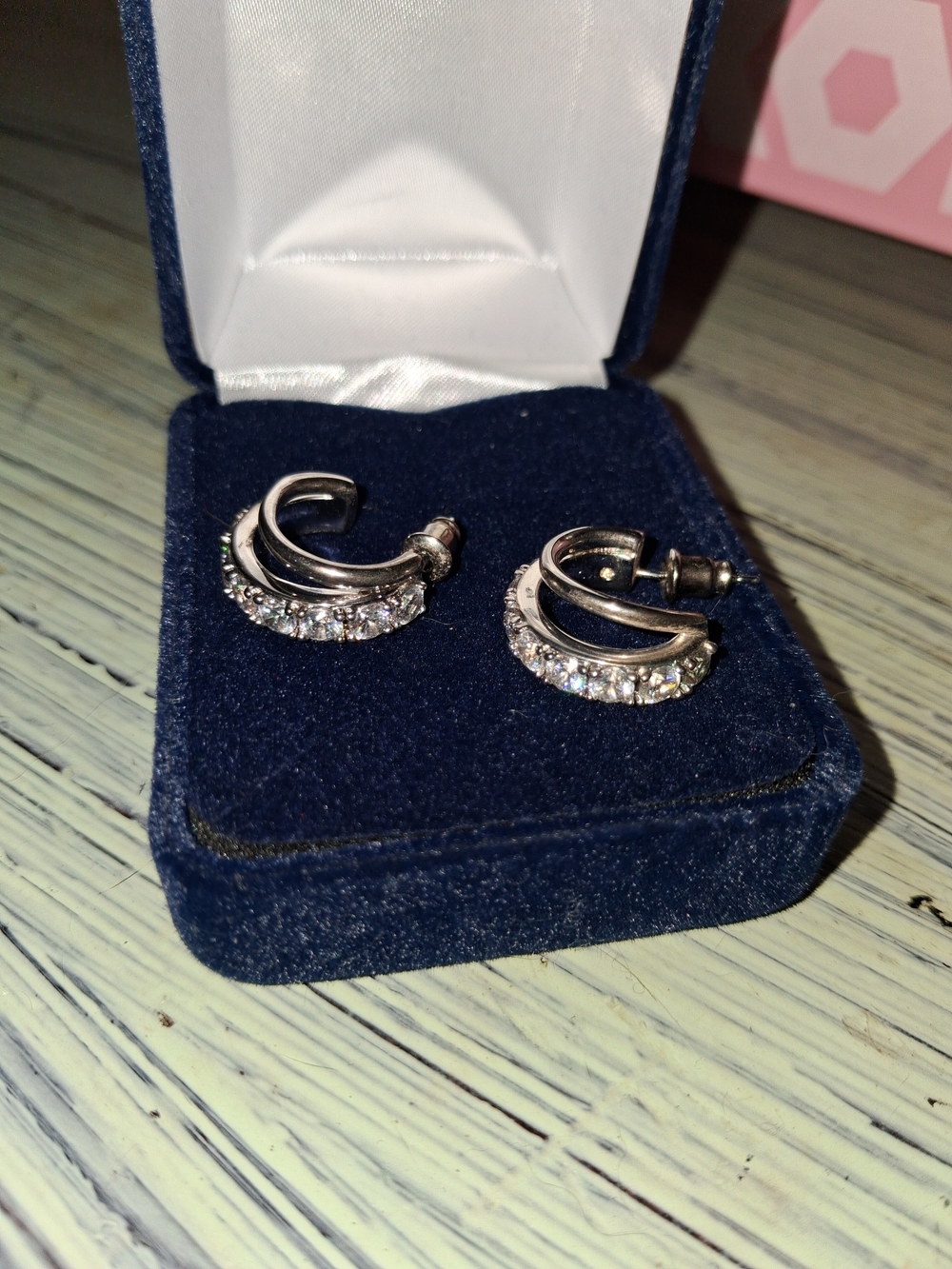 Kendra Scott 
Livy Silver Huggie Earrings in White Crystal